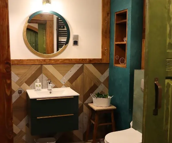 Chata Karkonoskiego Skrzata 빌라 *