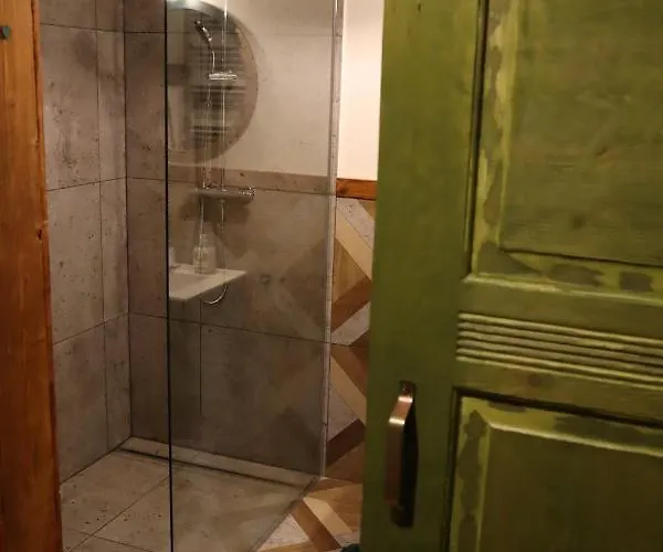 Chata Karkonoskiego Skrzata 빌라 *